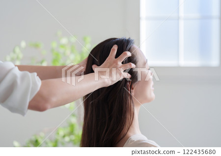 接受頭部按摩治療的婦女 接受頭部按摩治療的婦女 122435680