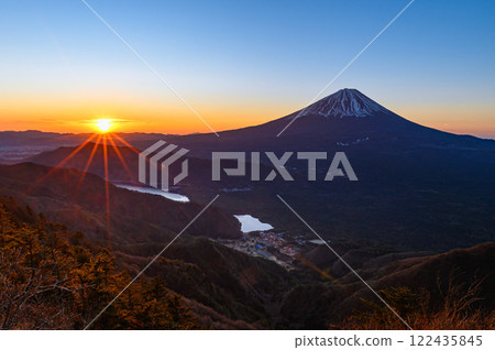 (Yamanashi Prefecture) A spectacular view of the sunrise and Mt. Fuji from Mt. Odake (Yamanashi Prefecture) A spectacular view of the sunrise and Mt. Fuji from Mt. Odake 122435845
