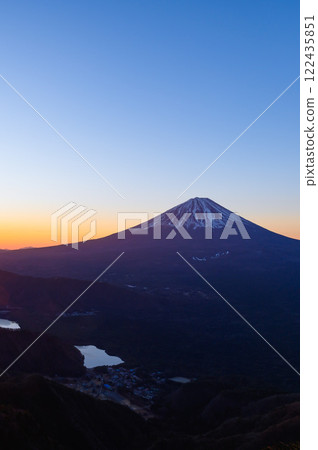 (Yamanashi Prefecture) A spectacular view of the sunrise and Mt. Fuji from Mt. Odake 122435851