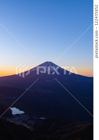 (Yamanashi Prefecture) A spectacular view of the sunrise and Mt. Fuji from Mt. Odake 122435852