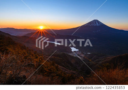(Yamanashi Prefecture) A spectacular view of the sunrise and Mt. Fuji from Mt. Odake 122435853