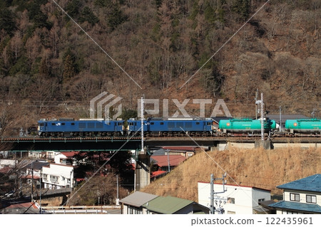 A freight train of EF64 double-units (8084 train) powerfully runs through the Kisoji road in winter. Photographed on January 25, 2025 122435961