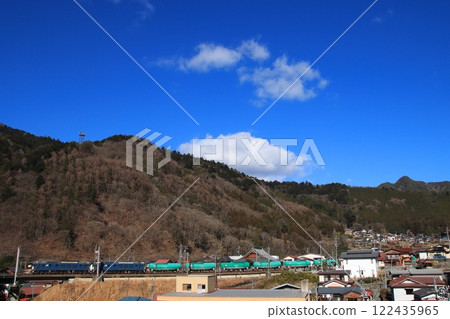 EF64雙聯貨運列車（8084次列車）穿梭於舊福島宿的復古街道上_2025年1月25日拍攝 122435965