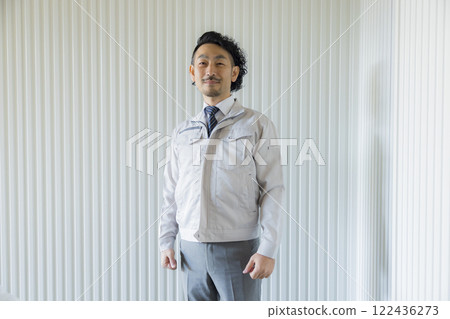 一位穿著工作服的中年男子思考著 一位穿著工作服的中年男子思考著 122436273