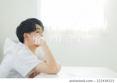 一個年輕人抱著一個臉頰 一個年輕人抱著一個臉頰 122436323