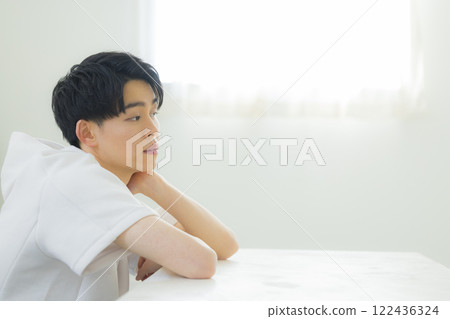 一個年輕人抱著一個臉頰 一個年輕人抱著一個臉頰 122436324