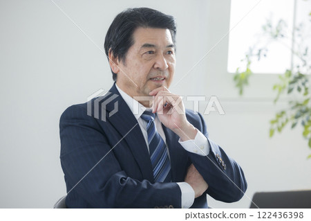 說話帶著微笑的中間商人 說話帶著微笑的中間商人 122436398