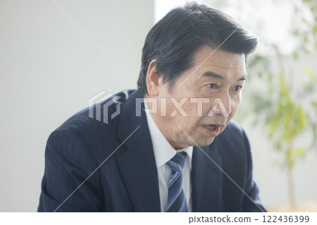 說話帶著微笑的中間商人 說話帶著微笑的中間商人 122436399