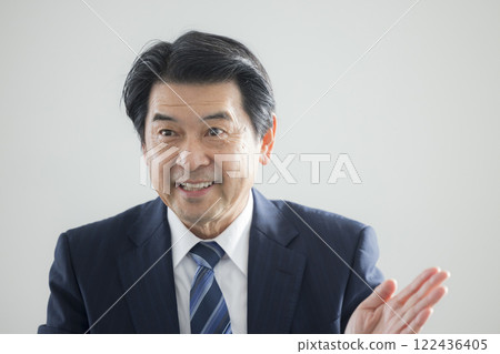 說話帶著微笑的中間商人 122436405
