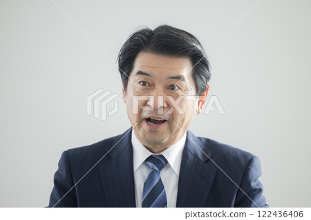 說話帶著微笑的中間商人 122436406