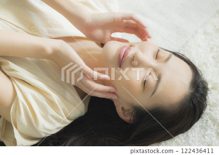 仰臥的美女圖片 122436411