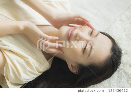 仰臥的美女圖片 122436412