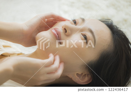 仰臥的美女圖片 122436417