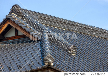 日式屋頂，煙燻瓦閃閃發光【瓦片之美】 122436454