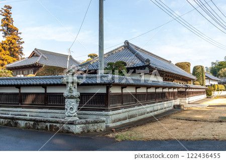 煙燻屋頂瓦片閃耀的日式房屋與瓦牆【古代日本的傳統之美】 122436455