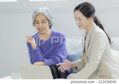 Senior woman and woman in suit having a conversation 122436640