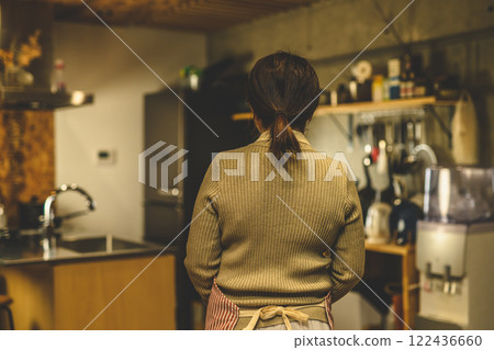 Woman's back portrait 122436660