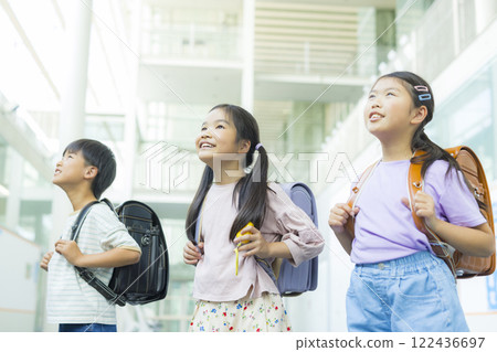 Elementary school students walking in the hallway 122436697