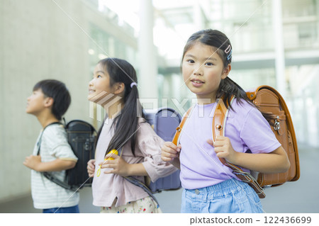 Elementary school students walking in the hallway 122436699