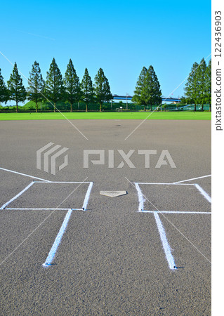 A beautifully maintained baseball field on the banks of the Arakawa River 122436903