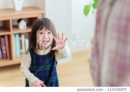 幼兒園裡和老師玩耍的女孩 122436975