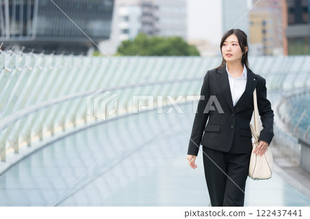 穿著西裝行走的女商人新人 Sakae 名古屋 OASIS21 在水上太空船 122437441
