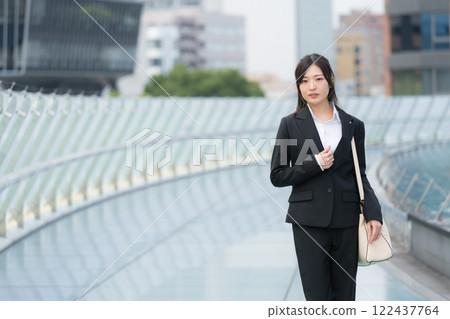 穿著西裝行走的女商人新人 Sakae 名古屋 OASIS21 在水上太空船 穿著西裝行走的女商人新人 Sakae 名古屋 OASIS21 在水上太空船 122437764