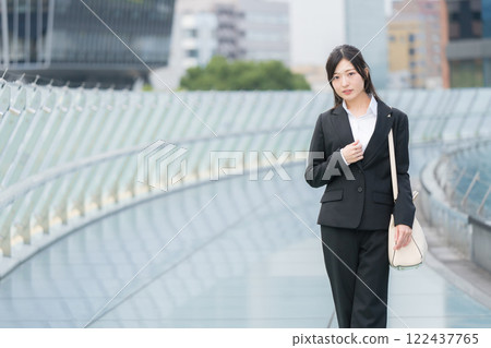穿著西裝行走的女商人新人 Sakae 名古屋 OASIS21 在水上太空船 穿著西裝行走的女商人新人 Sakae 名古屋 OASIS21 在水上太空船 122437765