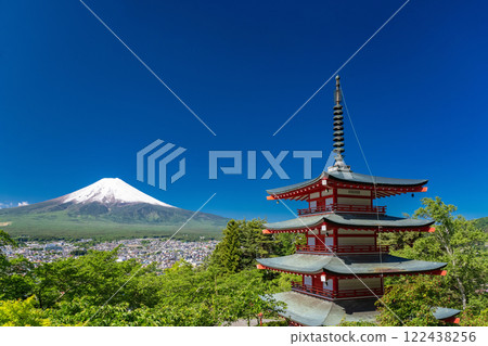 「山梨縣」初夏大雪的富士山/新倉山淺間公園新綠 122438256