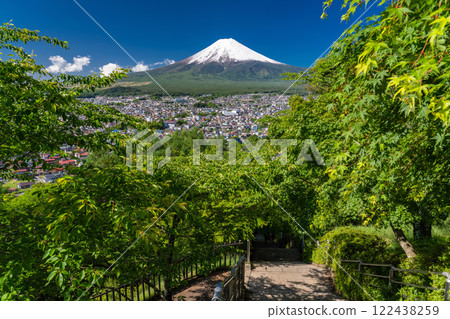「山梨縣」初夏大雪的富士山/新倉山淺間公園新綠 「山梨縣」初夏大雪的富士山/新倉山淺間公園新綠 122438259