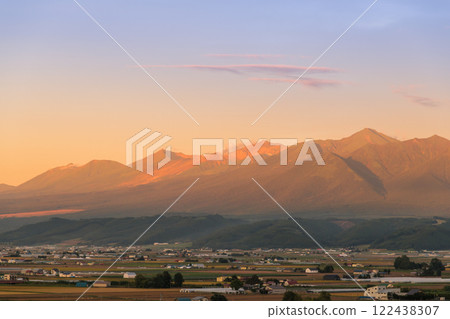 [富良野葡萄酒屋的秋天日落和十勝嶽山脈] 122438307