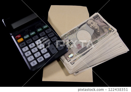 計算器和 100 張舊的 10,000 日元鈔票 122438351