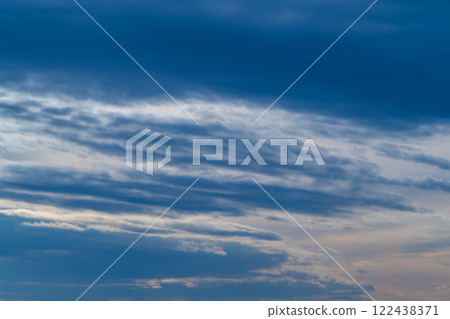 多雲的冬季天空 a-1-1 冷色 多雲的冬季天空 a-1-1 冷色 122438371