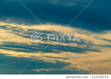 多雲的冬日天空 a-2-2 強調暖色和冷色 多雲的冬日天空 a-2-2 強調暖色和冷色 122438374