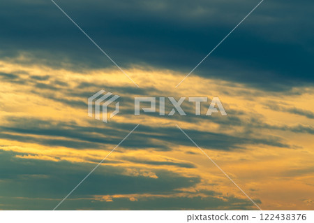 多雲的冬日天空 a-3-2 暖色 強調暖色和冷色 多雲的冬日天空 a-3-2 暖色 強調暖色和冷色 122438376