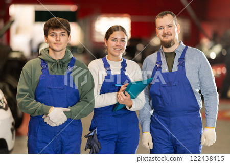Employees go to the car service 122438415