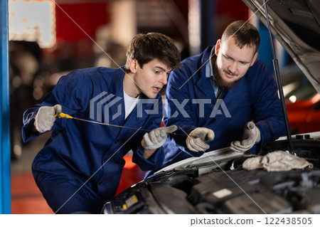 Mechanics to fix the car Mechanics to fix the car 122438505