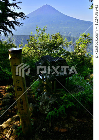 禦坂山的十二嶽;夏天從山梨百名山之巔看到的富士山 禦坂山的十二嶽;夏天從山梨百名山之巔看到的富士山 122438943