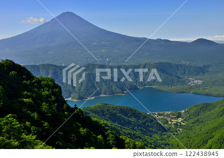 從禦坂山十二嶽眺望夏季的富士山和西湖 122438945
