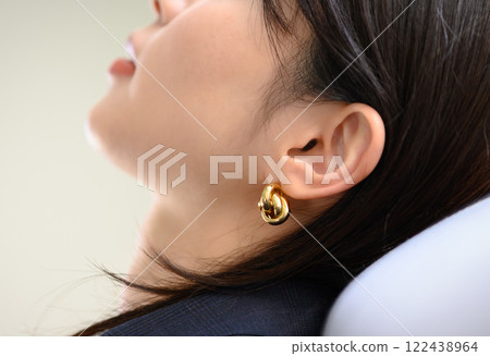 Woman indoor portrait 122438964