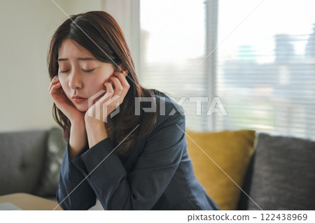 Woman indoor portrait 122438969