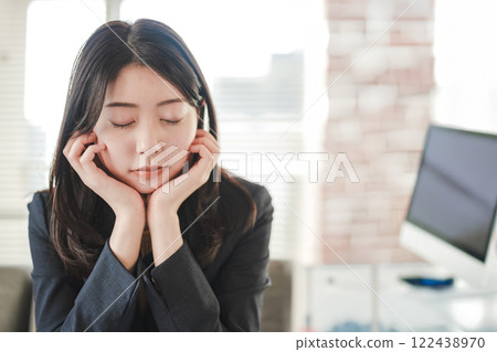 Woman indoor portrait 122438970