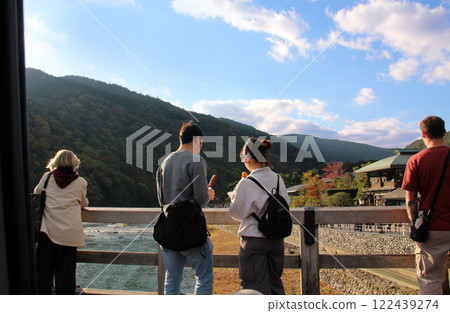 嵐山渡月橋上的外國遊客 嵐山渡月橋上的外國遊客 122439274