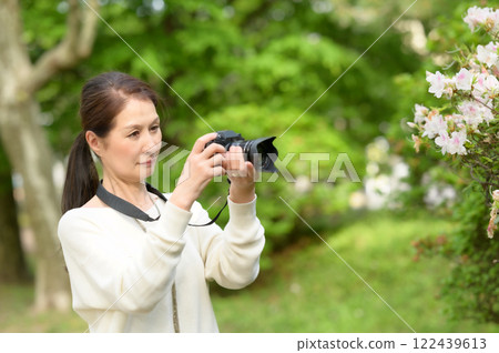 Senior woman holding a camera 122439613