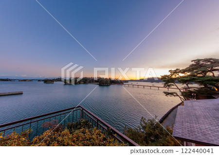 日本三景之一鬆島的日落(宮城縣宮城郡松島町) 日本三景之一鬆島的日落(宮城縣宮城郡松島町) 122440041