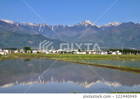 水中倒映的稻田和北阿爾卑斯山（長野縣安曇野市） 122440049