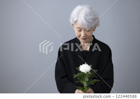 身穿喪服、手持菊花的老婦人 身穿喪服、手持菊花的老婦人 122440588