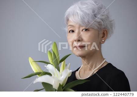 身穿喪服、手持百合花的老婦人 122440779