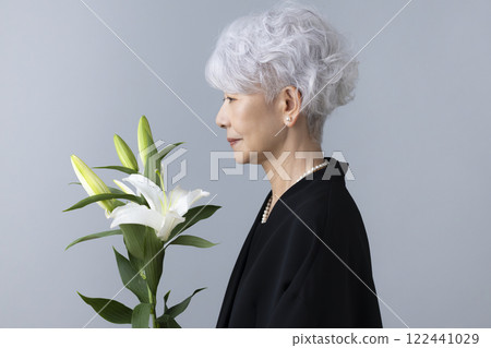 身穿喪服、手持百合花的老婦人 122441029