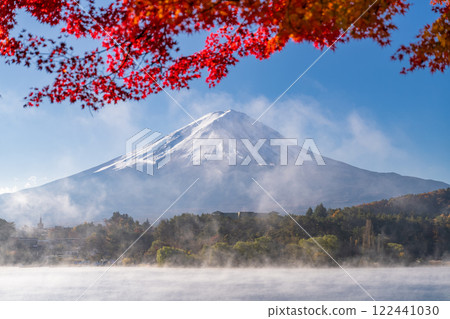 [山梨縣]富士山和秋葉，早晨的河口湖湖畔 122441030